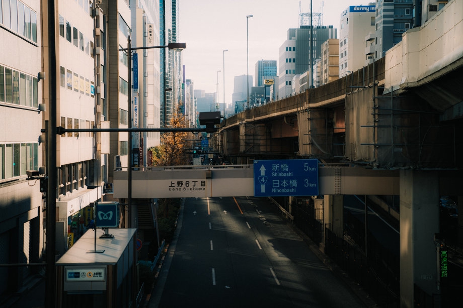 繁忙中的宁静街头 错综光影的日本街头